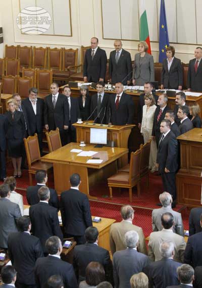 Гласуваха ГЕРБ, ДПС вие, БСП църка, Сини, РЗС и АТАКА – „ДА“