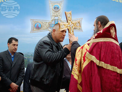 Премиер носи парче от Светия Кръст