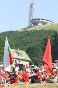 На връх Бузлуджа раздадоха над 100 „червени“ партийни книжки