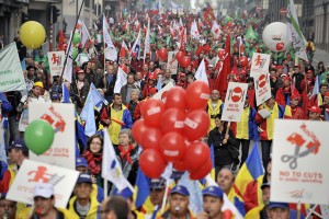 Десетки хиляди на протести в Европа